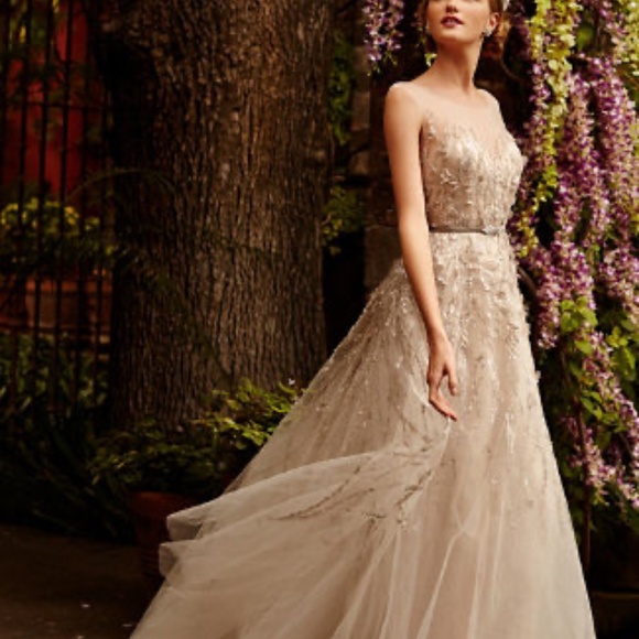 Vintage inspired romantic wedding gown - Picture 8 of 16